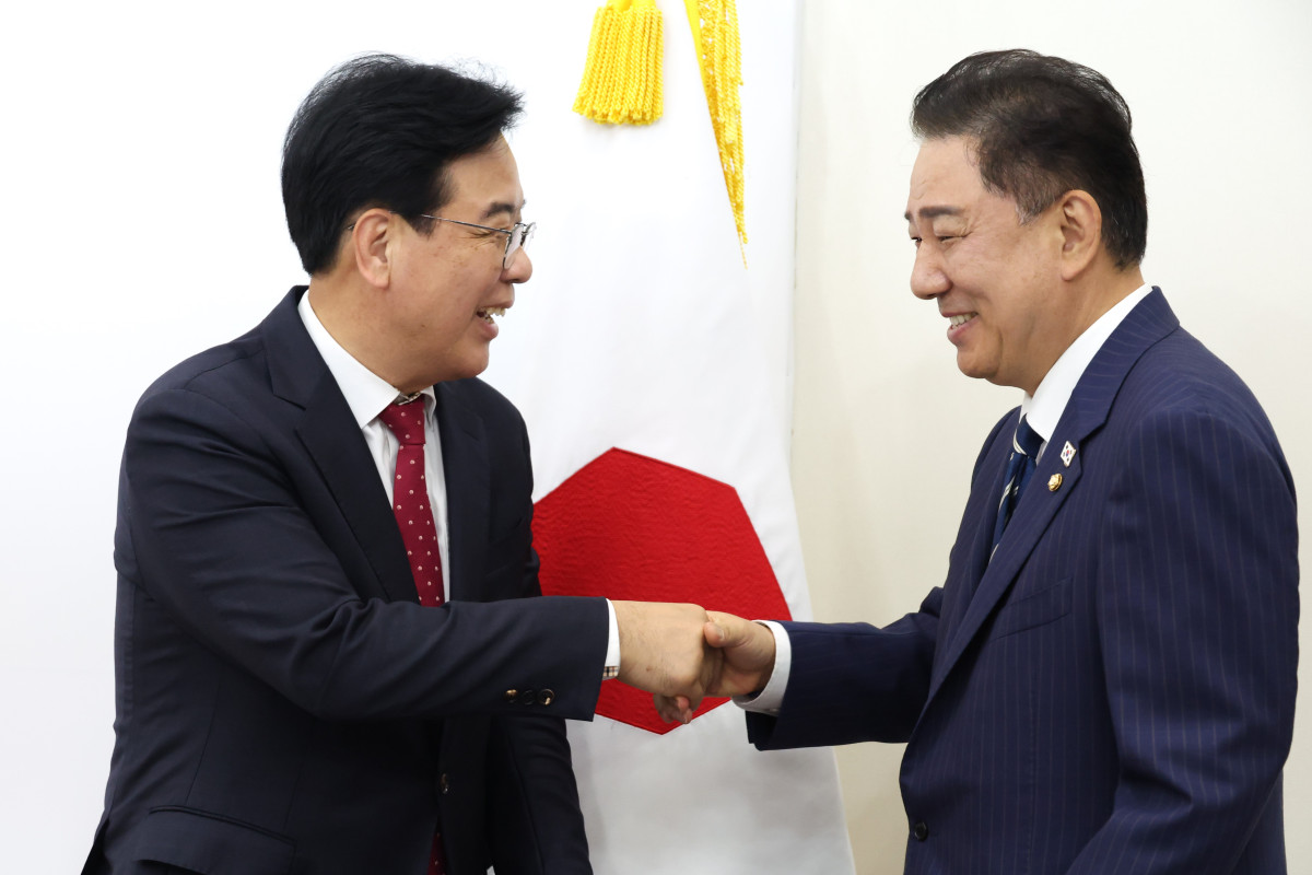 ▲김병기 더불어민주당 당대표 직무대행 겸 원내대표가 17일 오후 서울 여의도 국회에서 송언석 국민의힘 원내대표를 예방해 악수를 하고 있다. (공동취재)  (사진=뉴시스)