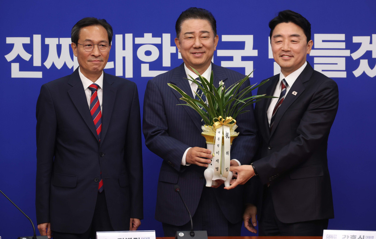 ▲김병기(가운데) 더불어민주당 당대표 직무대행 겸 원내대표가 17일 서울 여의도 국회에예방온 강훈식 대통령실 비서실장과 우상호(왼쪽) 정무수석에게 이재명 대통령의 축하 난을 전달받고 기념촬영을 하고 있다.