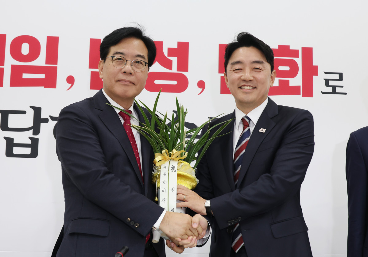 ▲강훈식 대통령 비서실장이 17일 서울 여의도 국회 송언석 국민의힘 원내대표실을 예방해 이재명 대통령 명의 축하 난을 전달하고 있다. (사진=뉴시스)