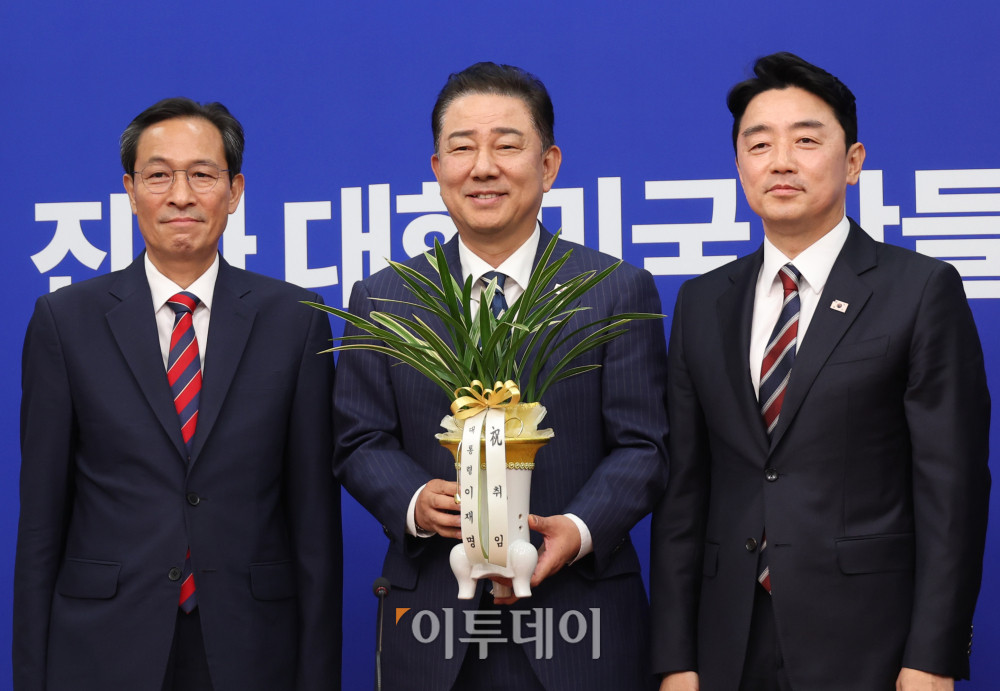 ▲강훈식(오른쪽) 대통령 비서실장과 우상호(왼쪽) 정무수석이 17일 서울 여의도 국회에서 김병기 더불어민주당 대표 직무대행 겸 원내대표를 예방해 이재명 대통령의 축하난을 전달하고 기념촬영을 하고 있다. 고이란 기자 photoeran@