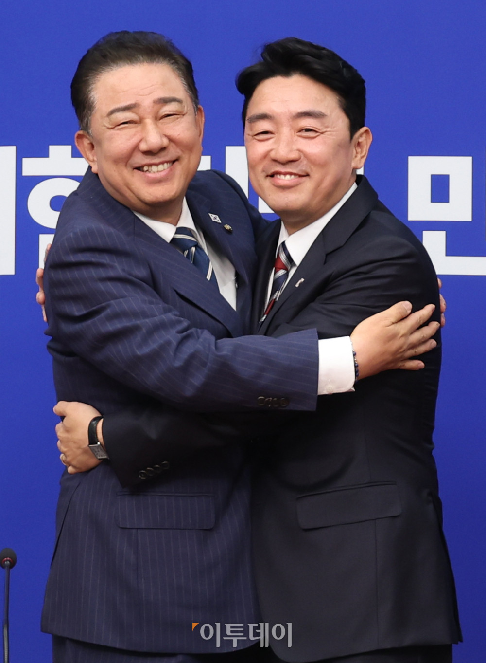 ▲강훈식(오른쪽) 대통령 비서실장이 17일 서울 여의도 국회에서 김병기 더불어민주당 대표 직무대행 겸 원내대표를 예방하고 있다. 고이란 기자 photoeran@