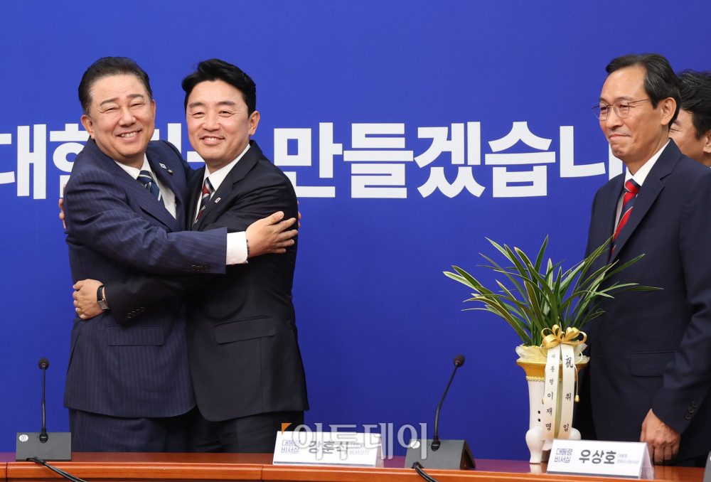 ▲강훈식(가운데) 대통령 비서실장과 우상호(오른쪽) 정무수석이 17일 서울 여의도 국회에서 김병기 더불어민주당 대표 직무대행 겸 원내대표를 예방하고 있다. 고이란 기자 photoeran@