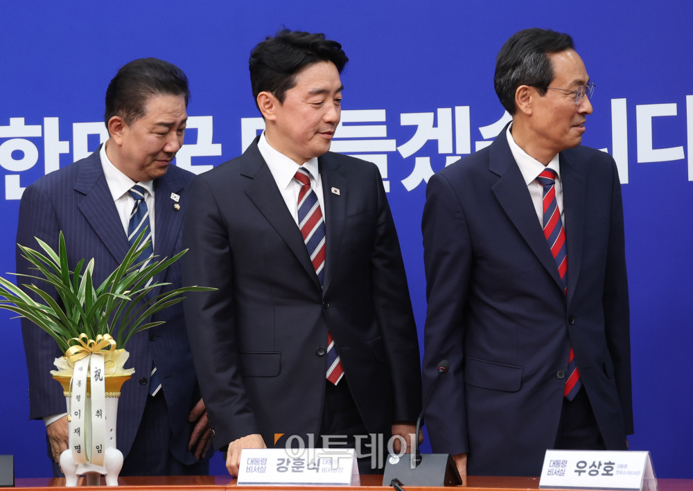 ▲강훈식(가운데) 대통령 비서실장과 우상호(오른쪽) 정무수석이 17일 서울 여의도 국회에서 김병기 더불어민주당 대표 직무대행 겸 원내대표를 예방하고 있다. 고이란 기자 photoeran@