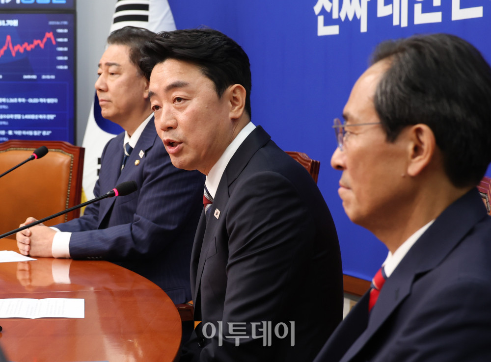 ▲강훈식(가운데) 대통령 비서실장과 우상호(오른쪽) 정무수석이 17일 서울 여의도 국회에서 김병기 더불어민주당 대표 직무대행 겸 원내대표를 예방하고 있다. 고이란 기자 photoeran@
