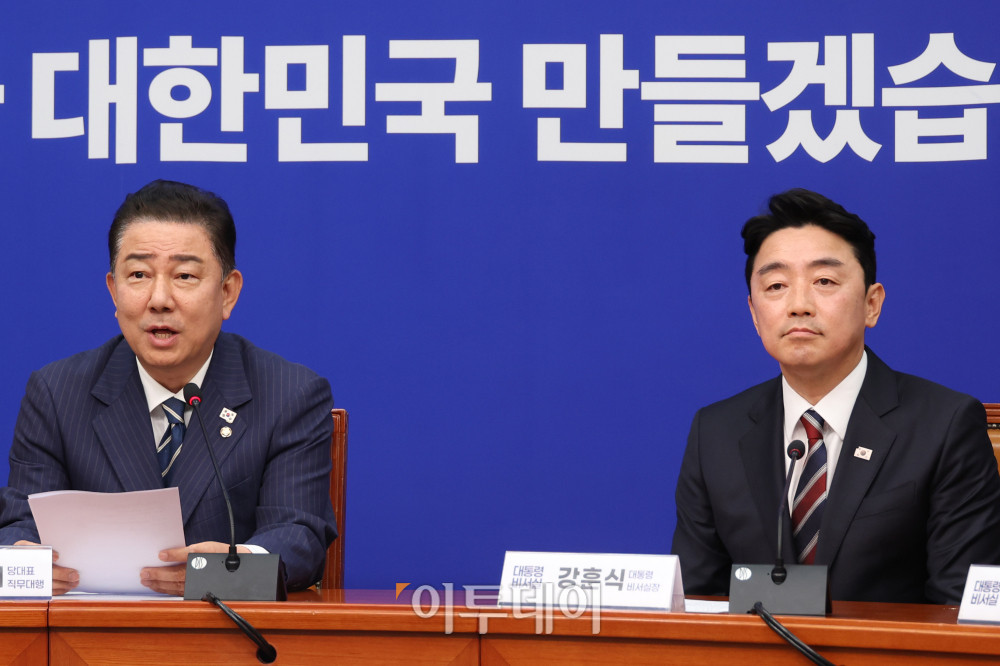 ▲강훈식(오른쪽) 대통령 비서실장이 17일 서울 여의도 국회에서 김병기 더불어민주당 대표 직무대행 겸 원내대표를 예방하고 있다. 고이란 기자 photoeran@