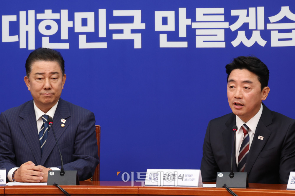 ▲강훈식(오른쪽) 대통령 비서실장이 17일 서울 여의도 국회에서 김병기 더불어민주당 대표 직무대행 겸 원내대표를 예방하고 있다. 고이란 기자 photoeran@