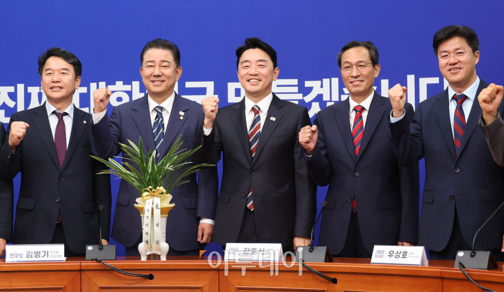 ▲강훈식(가운데) 대통령 비서실장과 우상호(오른쪽 두번째) 정무수석이 17일 서울 여의도 국회에서 김병기(오른쪽 네번째) 더불어민주당 대표 직무대행 겸 원내대표를 예방하고 있다. 고이란 기자 photoeran@