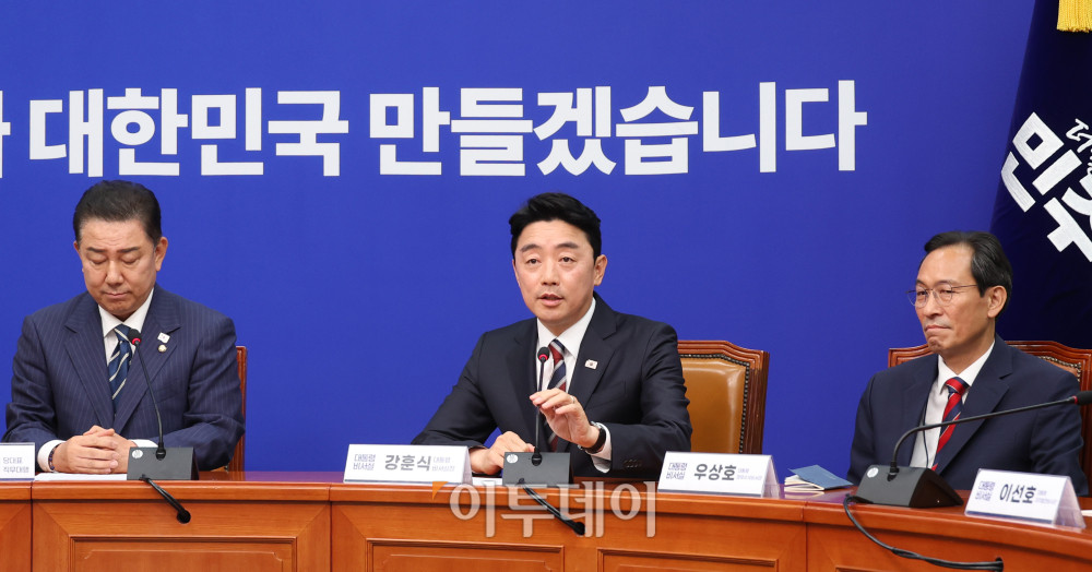 ▲강훈식(가운데) 대통령 비서실장과 우상호(오른쪽) 정무수석이 17일 서울 여의도 국회에서 김병기 더불어민주당 대표 직무대행 겸 원내대표를 예방하고 있다. 고이란 기자 photoeran@