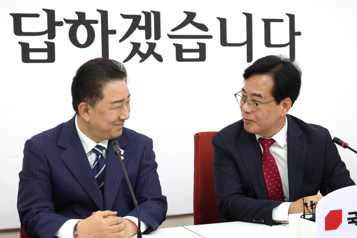 ▲더불어민주당 김병기 당 대표 직무대행 겸 원내대표(왼쪽)가 17일 서울 여의도 국회에서 국민의힘 송언석 원내대표를 예방해 인사하고 있다. 2025.6.17 (연합뉴스)