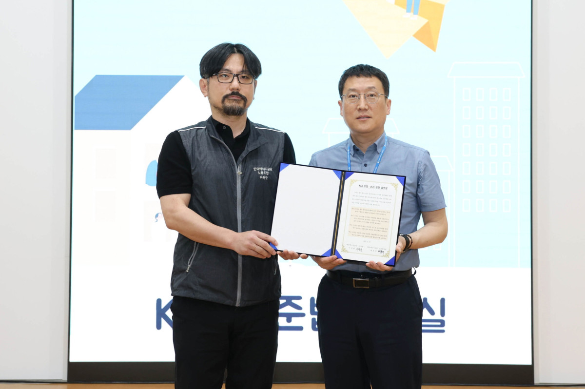 ▲이상훈 한국에너지공단 이사장(오른쪽)이 17일 울산 본사에서 배준경 노동조합위원장과 노사 공동 준법윤리 실천 결의문에 서약한 뒤 기념 촬영을 하고 있다. (사진제공=한국에너지공단)