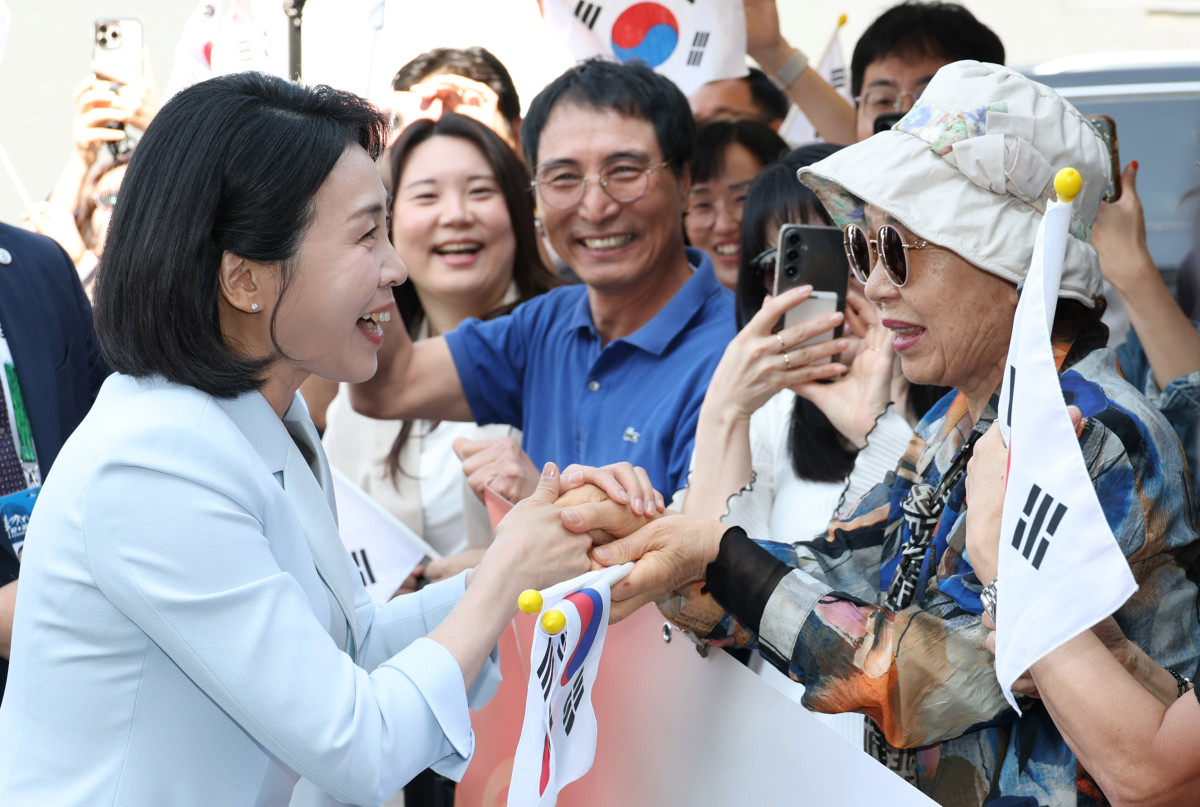 ▲G7 정상회의에 참석하는 이재명 대통령과 함께 캐나다를 방문한 김혜경 여사가 17일(현지시간) 캘거리 한인회관에서 캐나다 서부 동포사회와의 대화 참석 전 환영 나온 교포들과 인사하고 있다. 2025.6.18 (연합뉴스 )