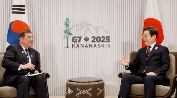 ▲<YONHAP PHOTO-3276> 이재명 대통령, G7 계기 한일 정상회담    (캐내내스키스[캐나다]=연합뉴스) 홍해인 기자 = 이재명 대통령이 17일(현지시간) 캐나다 앨버타주 캐내내스키스 주요 7개국(G7) 정상회의장에서 이시바 시게루 일본 총리와 한일 정상회담을 하고 있다. 2025.6.18    hihong@yna.co.kr/2025-06-18 07:25:06/<저작권자 ⓒ 1980-2025 ㈜연합뉴스. 무단 전재 재배포 금지, AI 학습 및 활용 금지>