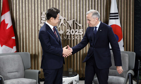▲<YONHAP PHOTO-3362> 이재명 대통령, 한-캐나다 정상회담    (캐내내스키스[캐나다]=연합뉴스) 홍해인 기자 = 이재명 대통령과 마크 카니 캐나다 총리가 17일(현지시간) 캐나다 앨버타주 캐내내스키스 주요 7개국(G7) 정상회의장에서 한·캐나다 정상회담 전 악수하고 있다. 2025.6.18    hihong@yna.co.kr/2025-06-18 07:57:17/<저작권자 ⓒ 1980-2025 ㈜연합뉴스. 무단 전재 재배포 금지, AI 학습 및 활용 금지>