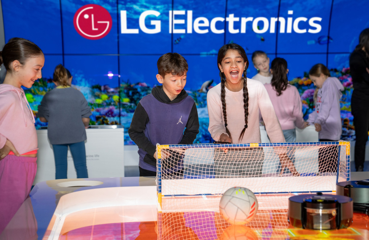 ▲LG전자 북미법인 본사 사옥 내 과학관 'LG Inspiration Lab'을 찾은 학생들이 로봇청소기로 축구 게임을 하고 있는 모습. (사진제공-LG전자)
