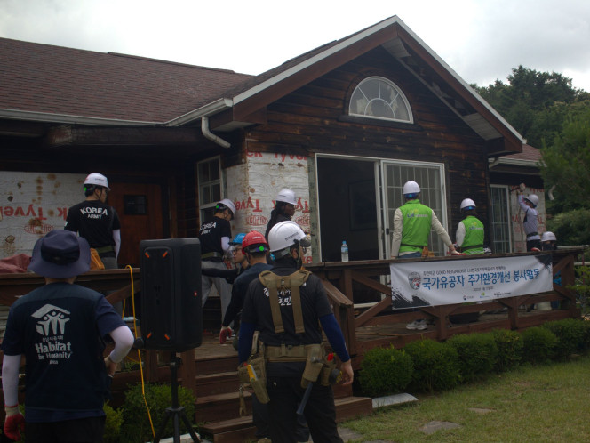 ▲LH 임직원과 주한미군 관계자가 17일 국가유공자 주거환경개선 봉사활동을 진행 중이다.  (사진제공=LH)