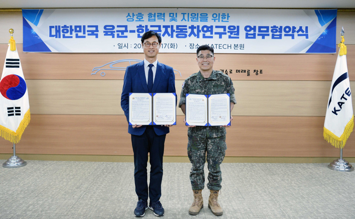 ▲17일 충남 천안시 한국자동차연구원 본원에서 진종욱 한자연 원장(왼쪽)과 김태후 육군본부 공병실장이 이동형 수소연료 발전기 및 수소공급 장치 기술 개발을 위한 업무협약(MOU)을 체결한 뒤 기념사진을 촬영하고 있다. (사진=한국자동차연구원)
