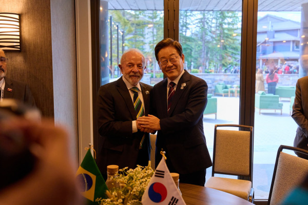 ▲<YONHAP PHOTO-3526> 이재명 대통령, 한-브라질 정상회담    (캐내내스키스[캐나다]=연합뉴스) 홍해인 기자 = 이재명 대통령과 루이스 이나시우 룰라 다시우바 브라질 대통령이 17일(현지시간) 캐나다 앨버타주 캐내내스키스 주요 7개국(G7) 정상회의장에서 한·브라질 정상회담 전 악수하고 있다. 2025.6.18 [공동취재]    hihong@yna.co.kr/2025-06-18 08:45:34/<저작권자 ⓒ 1980-2025 ㈜연합뉴스. 무단 전재 재배포 금지, AI 학습 및 활용 금지>
