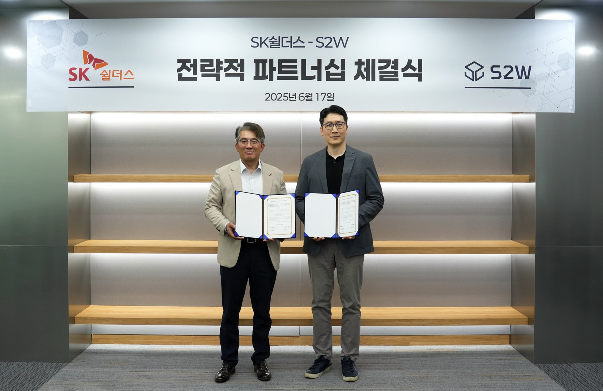 ▲김병무 SK쉴더스 사이버보안부문장(부사장)(좌측)과 S2W 서상덕 대표. (사진제공=S2W)
