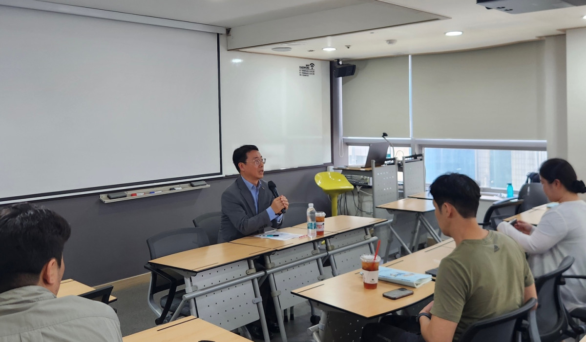 ▲원영준 신용보증재단중앙회 회장이 16일 서울 강남 예인스페이스에서 열린 소상공인 간담회에서 발언하고 있다.  (사진제공=신용보증재단중앙회)