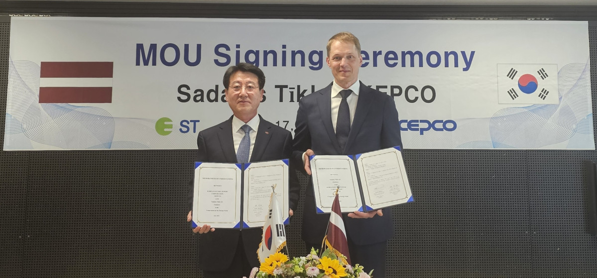 ▲정치교 한국전력 안전·영업배전부사장(왼쪽)이 17일(현지시간) 스위스 제네바에서 열린 '제28회 CIRED 제네바 국제 컨퍼런스' 현장에서 비간츠 라진스(Vigants Radzins) 라트비아 사달레스 티클스사 부사장과 ‘Grid-K ADMS 기술협력을 위한 업무협약’을 체결한 후 기념 촬영을 하고 있다. (사진제공=한국전력)