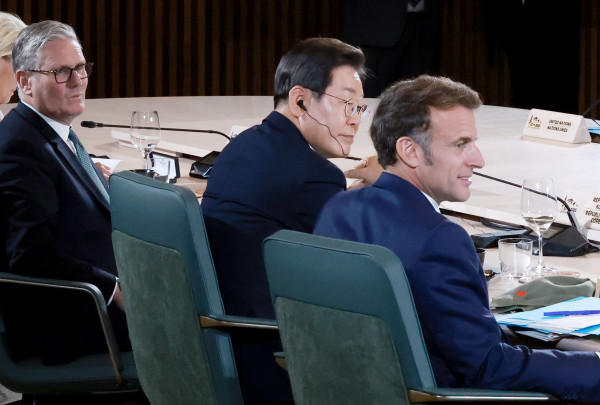 ▲이재명 대통령이 17일(현지시간) 캐나다 앨버타주 캐내내스키스 주요 7개국(G7) 정상회의장에서 업무 오찬을 겸해 열린 G7 정상회의 확대 세션에 참석해 있다. 오른쪽부터 에마뉘엘 마크롱 프랑스 대통령, 이 대통령, 키어 스타머 영국 총리. 2025.6.18     (연합뉴스 )