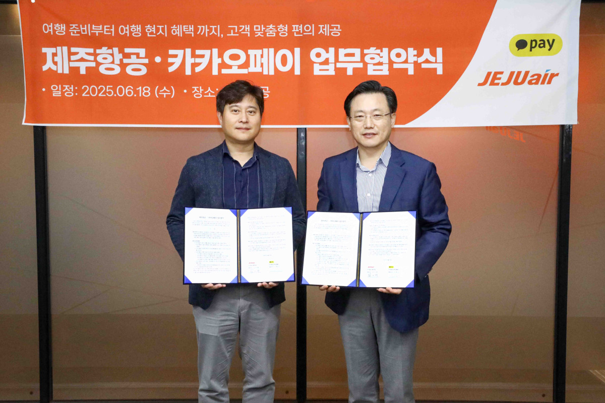 ▲김이배 제주항공 대표이사(오른쪽)와 신원근 카카오페이 대표이사가 18일 서울 강서구에 위치한 제주항공 서울지사에서 전략적 제휴 사업 추진을 위한 업무협약을 체결한 뒤 기념촬영을 하고 있다. (사진=제주항공)