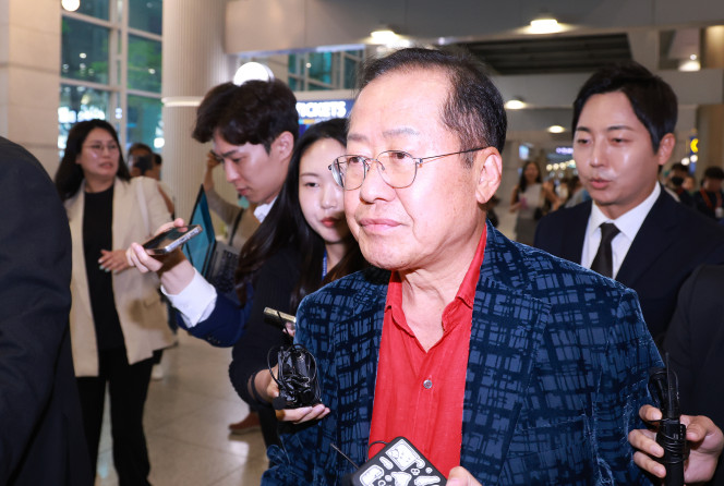 ▲홍준표 전 대구시장이 17일 인천국제공항 제1여객터미널을 통해 귀국, 취재진과 인터뷰를 마친 뒤 이동하고 있다. 홍 전 시장은 지난 4월 국민의힘 대선 후보 경선에서 패배한 뒤 탈당하고 미국 하와이에 머물렀다. 2025.6.17 (연합뉴스)