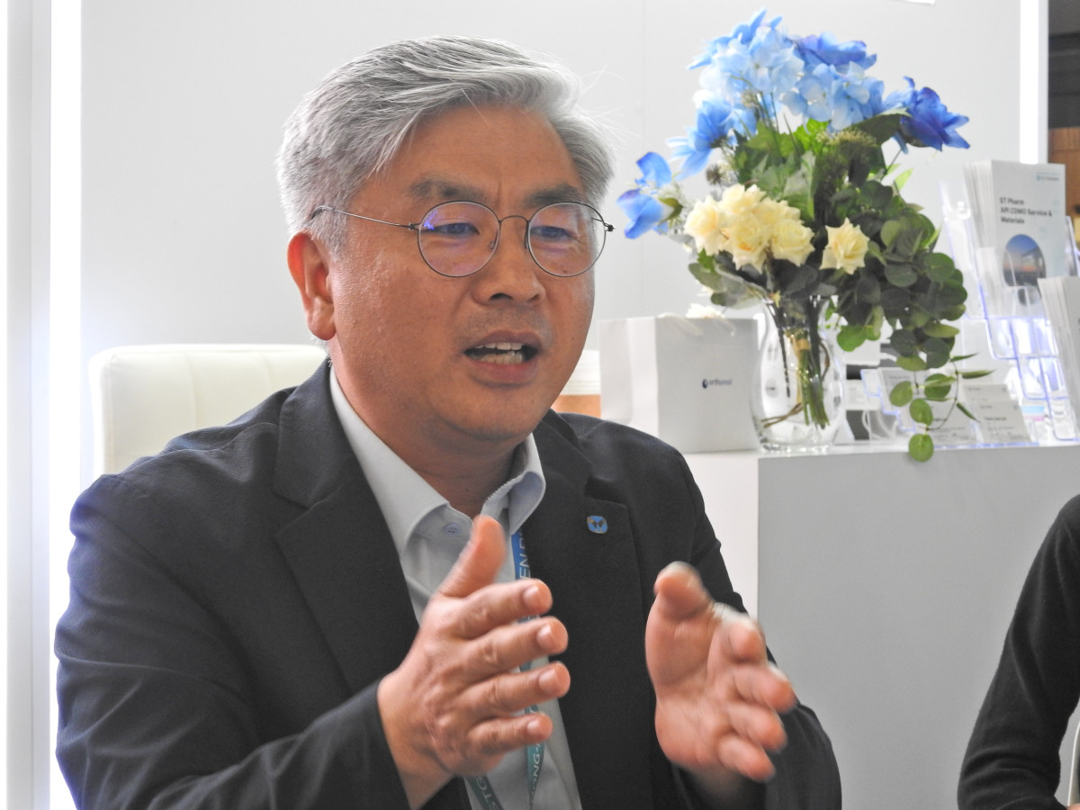 ▲성무제 에스티팜 대표가 16일(현지시간) 미국 보스턴에서 열린 2025 바이오 인터내셔널 컨벤션 현장에서 테이블에 앉아 기자들과 만나 유전자편집(CRISPR) 위탁개발생산(CDMO) 시장 진출에 대해 설명하고 있다. (노상우 기자 nswreal@)