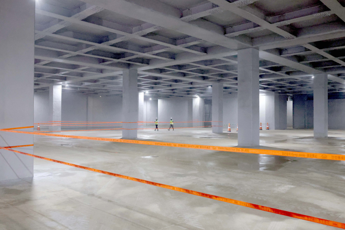 ▲오세훈 서울시장이 본격적인 장마철을 앞두고 18일 서울 관악구 신림공영차고지 빗물저류조 를 살펴봤다. 사진은 이날 빗물저류조 현장. 신림공영차고지 빗물저류조는 폭우 시 도림천 범람을 막기 위해 3만5000t의 빗물을 일시 저장하도록 설계됐다. 지상과 지하 1층에는 버스주차장으로 활용되는 공영차고지가, 지하 2층에는 빗물저류조가 각각 설치됐다. 신태현 기자 holjjak@