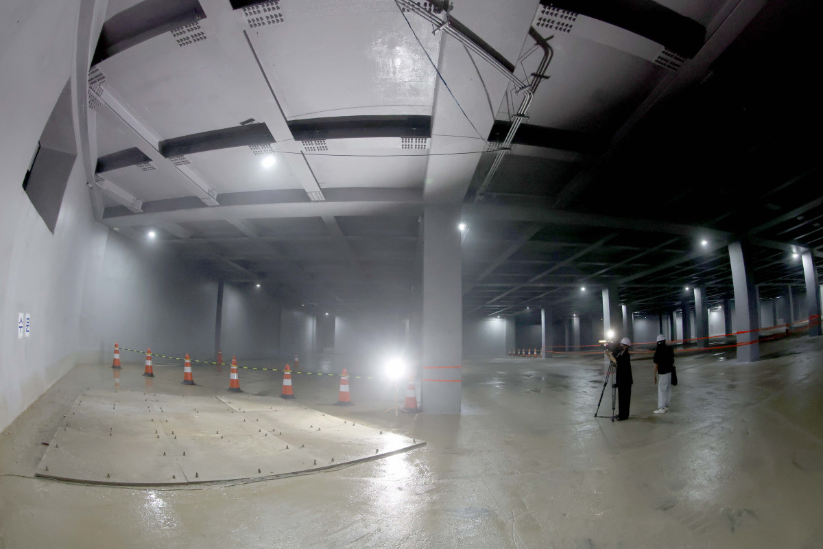 ▲오세훈 서울시장이 본격적인 장마철을 앞두고 18일 서울 관악구 신림공영차고지 빗물저류조 를 살펴봤다. 사진은 이날 빗물저류조 현장. 신림공영차고지 빗물저류조는 폭우 시 도림천 범람을 막기 위해 3만5000t의 빗물을 일시 저장하도록 설계됐다. 지상과 지하 1층에는 버스주차장으로 활용되는 공영차고지가, 지하 2층에는 빗물저류조가 각각 설치됐다. 신태현 기자 holjjak@