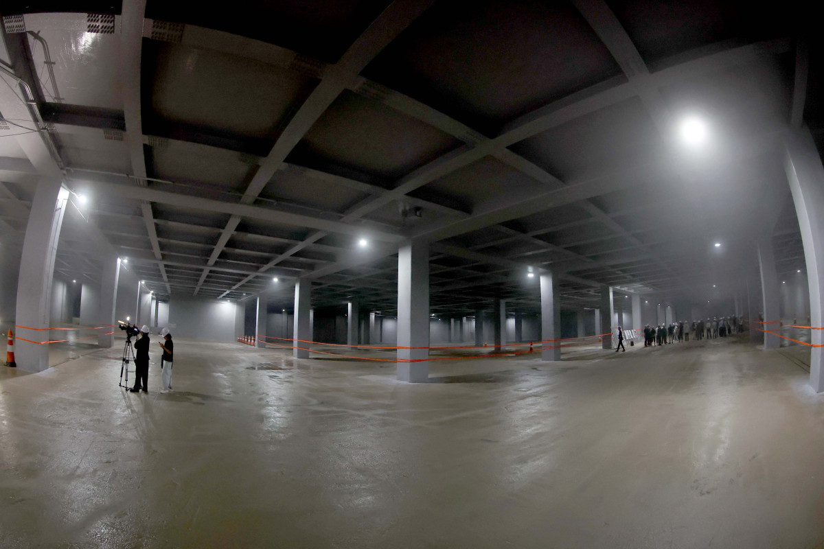 ▲오세훈 서울시장이 본격적인 장마철을 앞두고 18일 서울 관악구 신림공영차고지 빗물저류조 를 살펴봤다. 사진은 이날 빗물저류조 현장. 신림공영차고지 빗물저류조는 폭우 시 도림천 범람을 막기 위해 3만5000t의 빗물을 일시 저장하도록 설계됐다. 지상과 지하 1층에는 버스주차장으로 활용되는 공영차고지가, 지하 2층에는 빗물저류조가 각각 설치됐다. 신태현 기자 holjjak@