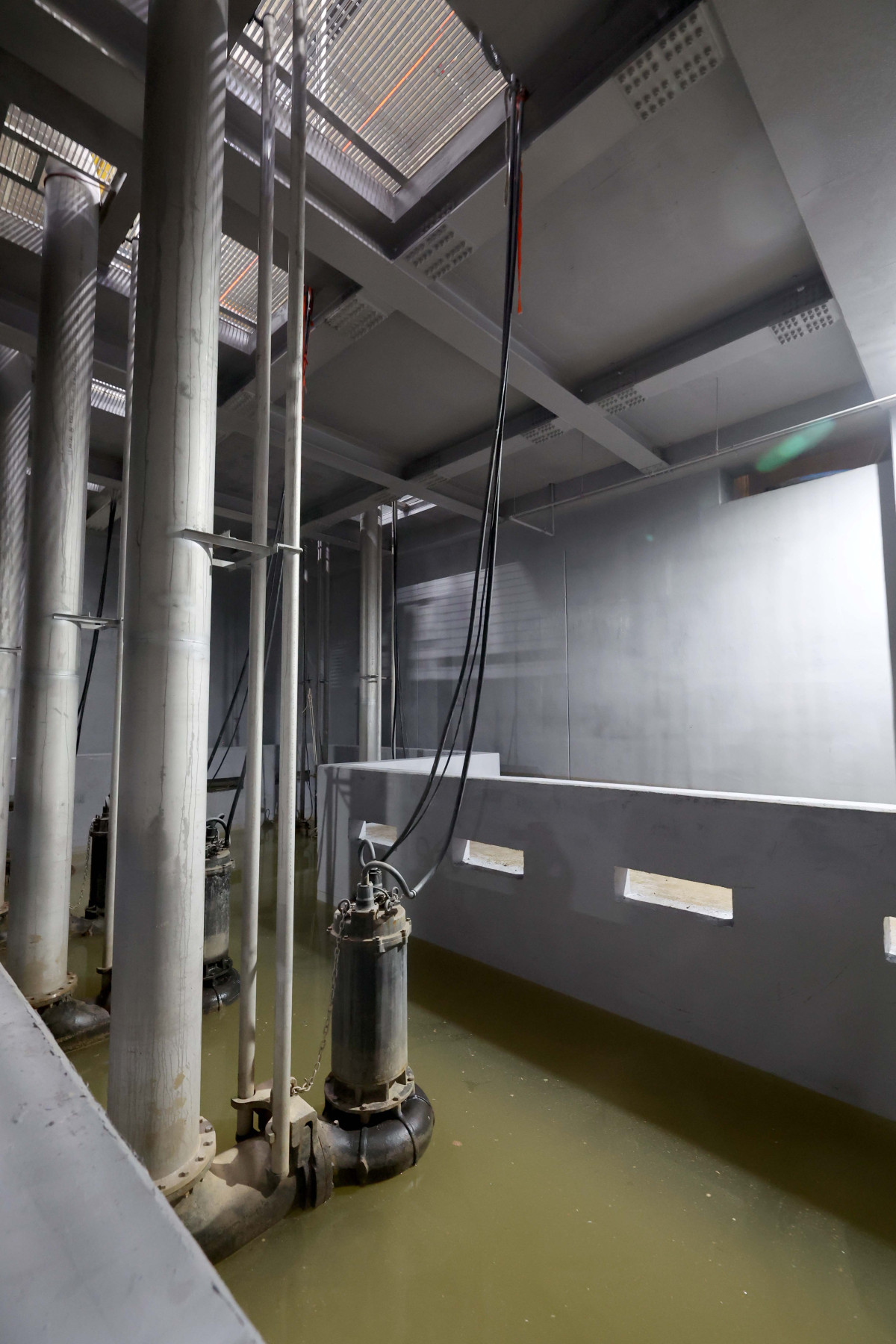 ▲오세훈 서울시장이 본격적인 장마철을 앞두고 18일 서울 관악구 신림공영차고지 빗물저류조 를 살펴봤다. 사진은 이날 빗물저류조 현장. 신림공영차고지 빗물저류조는 폭우 시 도림천 범람을 막기 위해 3만5000t의 빗물을 일시 저장하도록 설계됐다. 지상과 지하 1층에는 버스주차장으로 활용되는 공영차고지가, 지하 2층에는 빗물저류조가 각각 설치됐다. 신태현 기자 holjjak@