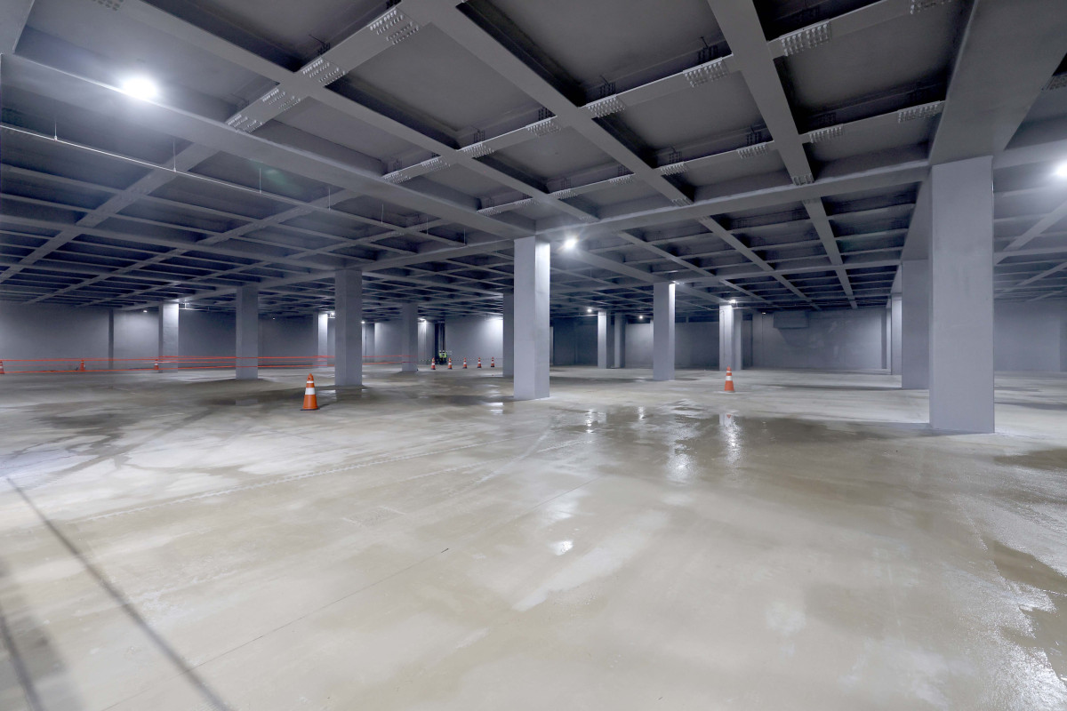 ▲오세훈 서울시장이 본격적인 장마철을 앞두고 18일 서울 관악구 신림공영차고지 빗물저류조 를 살펴봤다. 사진은 이날 빗물저류조 현장. 신림공영차고지 빗물저류조는 폭우 시 도림천 범람을 막기 위해 3만5000t의 빗물을 일시 저장하도록 설계됐다. 지상과 지하 1층에는 버스주차장으로 활용되는 공영차고지가, 지하 2층에는 빗물저류조가 각각 설치됐다. 신태현 기자 holjjak@