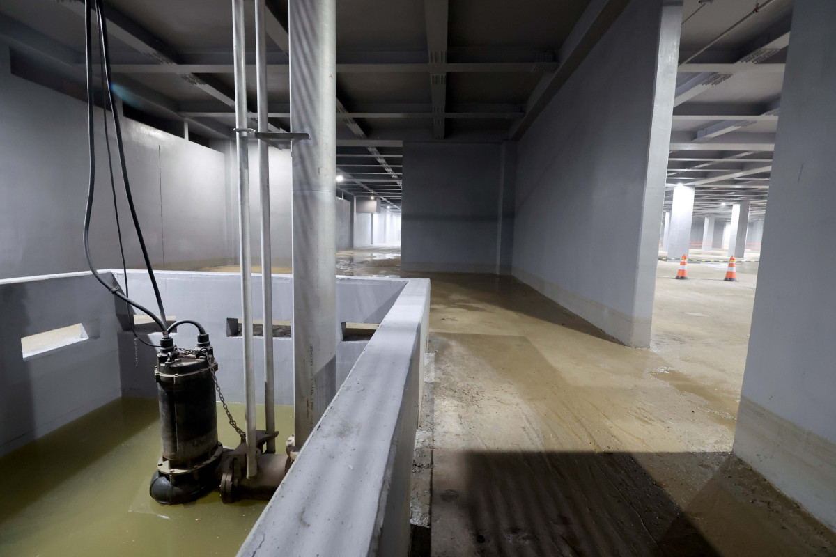 ▲오세훈 서울시장이 본격적인 장마철을 앞두고 18일 서울 관악구 신림공영차고지 빗물저류조 를 살펴봤다. 사진은 이날 빗물저류조 현장. 신림공영차고지 빗물저류조는 폭우 시 도림천 범람을 막기 위해 3만5000t의 빗물을 일시 저장하도록 설계됐다. 지상과 지하 1층에는 버스주차장으로 활용되는 공영차고지가, 지하 2층에는 빗물저류조가 각각 설치됐다. 신태현 기자 holjjak@