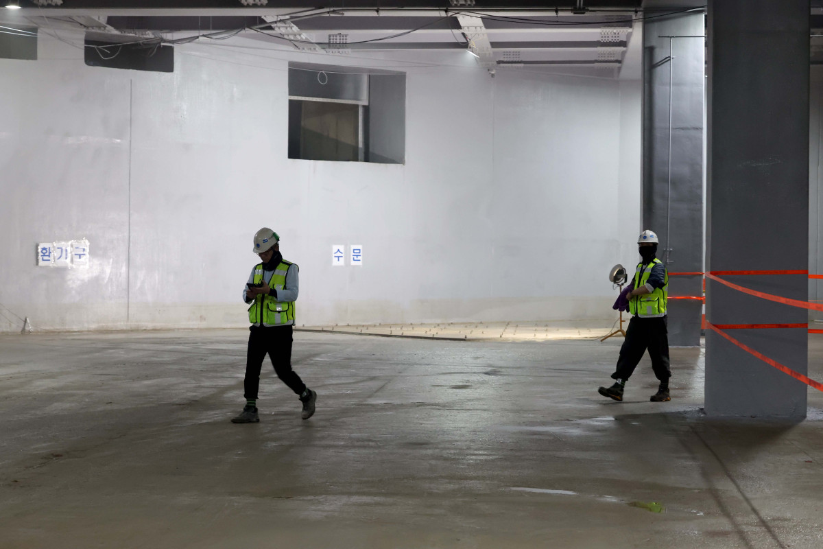 ▲오세훈 서울시장이 본격적인 장마철을 앞두고 18일 서울 관악구 신림공영차고지 빗물저류조 를 살펴봤다. 사진은 이날 빗물저류조 현장. 신림공영차고지 빗물저류조는 폭우 시 도림천 범람을 막기 위해 3만5000t의 빗물을 일시 저장하도록 설계됐다. 지상과 지하 1층에는 버스주차장으로 활용되는 공영차고지가, 지하 2층에는 빗물저류조가 각각 설치됐다. 신태현 기자 holjjak@