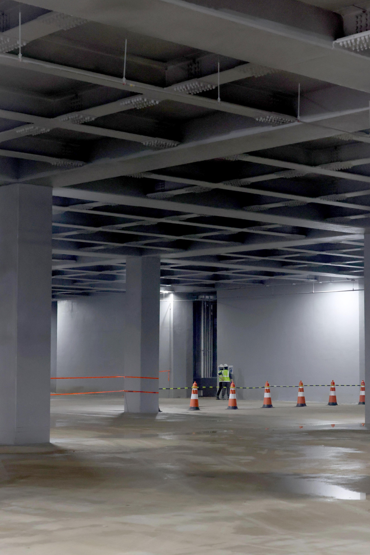 ▲오세훈 서울시장이 본격적인 장마철을 앞두고 18일 서울 관악구 신림공영차고지 빗물저류조 를 살펴봤다. 사진은 이날 빗물저류조 현장. 신림공영차고지 빗물저류조는 폭우 시 도림천 범람을 막기 위해 3만5000t의 빗물을 일시 저장하도록 설계됐다. 지상과 지하 1층에는 버스주차장으로 활용되는 공영차고지가, 지하 2층에는 빗물저류조가 각각 설치됐다. 신태현 기자 holjjak@