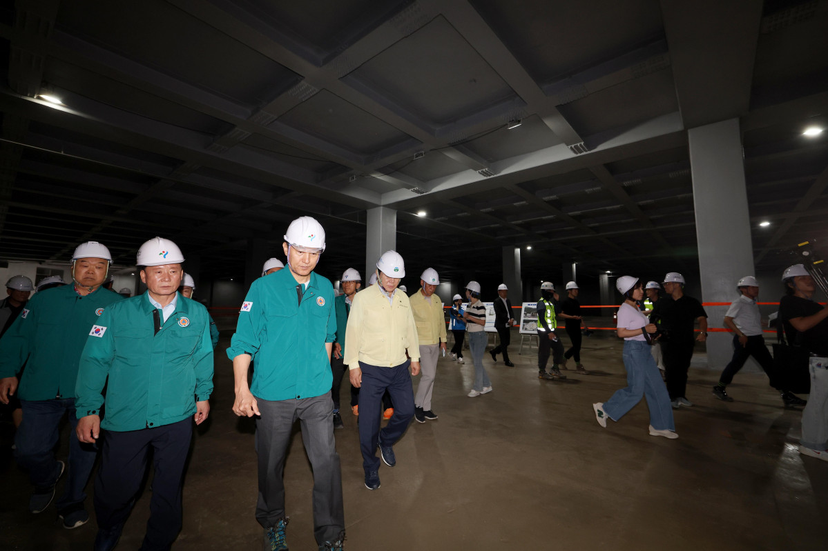 ▲오세훈 서울시장이 본격적인 장마철을 앞두고 18일 서울 관악구 신림공영차고지 빗물저류조 현장을 살펴보고 있다. 신림공영차고지 빗물저류조는 폭우 시 도림천 범람을 막기 위해 3만5000t의 빗물을 일시 저장하도록 설계됐다. 지상과 지하 1층에는 버스주차장으로 활용되는 공영차고지가, 지하 2층에는 빗물저류조가 각각 설치됐다. 오 시장은 현장에서 저류 준비 상태, 펌프설비 작동 준비, 자동제어시스템 운영 방안 등 가동상황을 점검했다. 신태현 기자 holjjak@