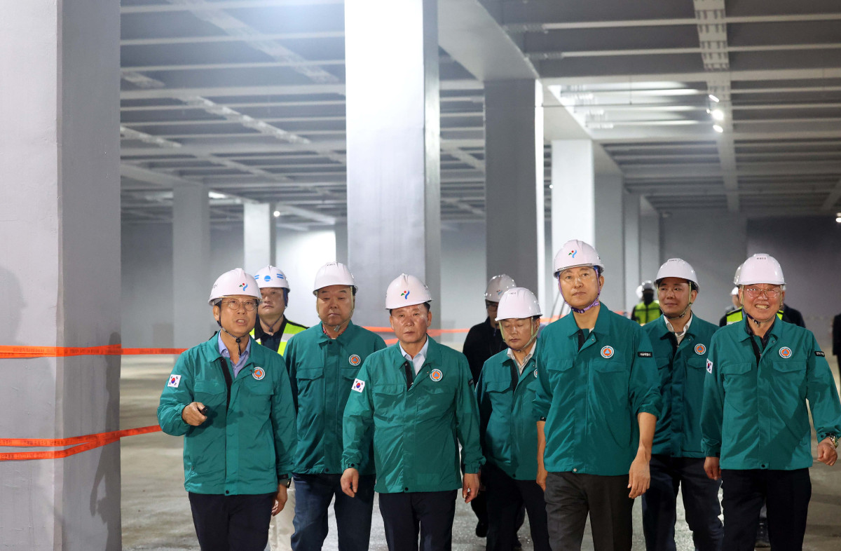 ▲오세훈 서울시장이 본격적인 장마철을 앞두고 18일 서울 관악구 신림공영차고지 빗물저류조 현장을 살펴보고 있다. 신림공영차고지 빗물저류조는 폭우 시 도림천 범람을 막기 위해 3만5000t의 빗물을 일시 저장하도록 설계됐다. 지상과 지하 1층에는 버스주차장으로 활용되는 공영차고지가, 지하 2층에는 빗물저류조가 각각 설치됐다. 오 시장은 현장에서 저류 준비 상태, 펌프설비 작동 준비, 자동제어시스템 운영 방안 등 가동상황을 점검했다. 신태현 기자 holjjak@