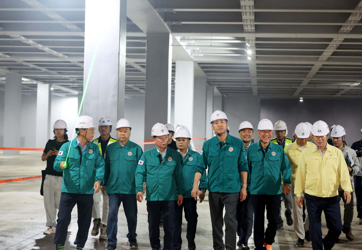 ▲오세훈 서울시장이 본격적인 장마철을 앞두고 18일 서울 관악구 신림공영차고지 빗물저류조 현장을 살펴보고 있다. 신림공영차고지 빗물저류조는 폭우 시 도림천 범람을 막기 위해 3만5000t의 빗물을 일시 저장하도록 설계됐다. 지상과 지하 1층에는 버스주차장으로 활용되는 공영차고지가, 지하 2층에는 빗물저류조가 각각 설치됐다. 오 시장은 현장에서 저류 준비 상태, 펌프설비 작동 준비, 자동제어시스템 운영 방안 등 가동상황을 점검했다. 신태현 기자 holjjak@