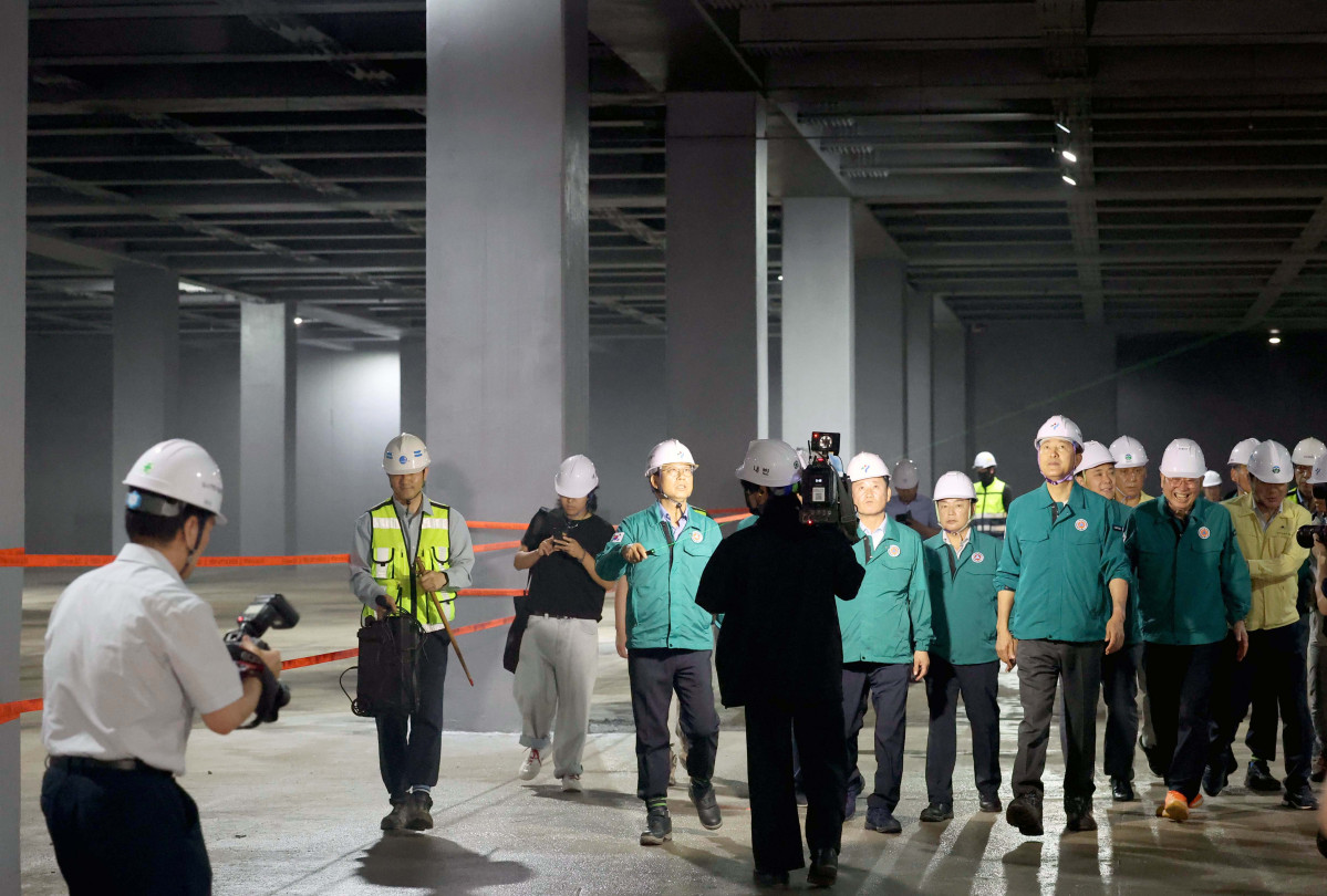 ▲오세훈 서울시장이 본격적인 장마철을 앞두고 18일 서울 관악구 신림공영차고지 빗물저류조 현장을 살펴보고 있다. 신림공영차고지 빗물저류조는 폭우 시 도림천 범람을 막기 위해 3만5000t의 빗물을 일시 저장하도록 설계됐다. 지상과 지하 1층에는 버스주차장으로 활용되는 공영차고지가, 지하 2층에는 빗물저류조가 각각 설치됐다. 오 시장은 현장에서 저류 준비 상태, 펌프설비 작동 준비, 자동제어시스템 운영 방안 등 가동상황을 점검했다. 신태현 기자 holjjak@