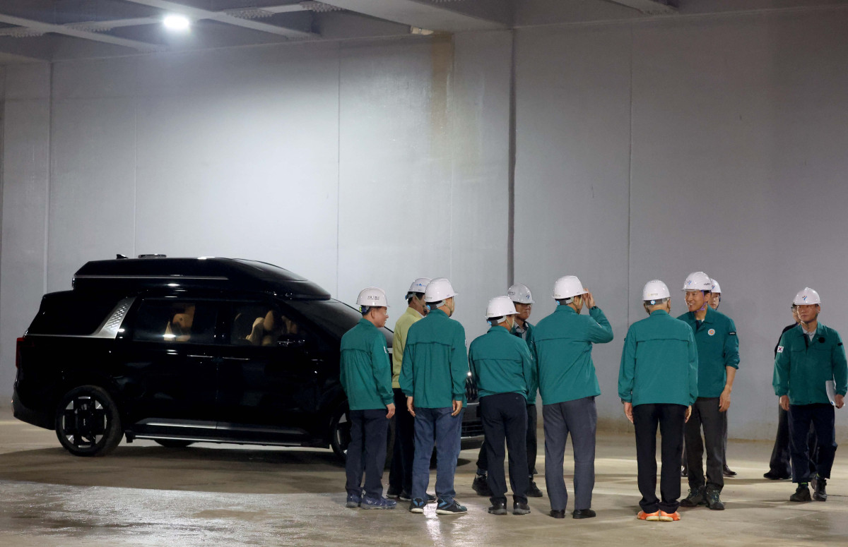 ▲오세훈 서울시장이 본격적인 장마철을 앞두고 18일 서울 관악구 신림공영차고지 빗물저류조 현장을 살펴보기 앞서 관계자들과 인사하고 있다. 신림공영차고지 빗물저류조는 폭우 시 도림천 범람을 막기 위해 3만5000t의 빗물을 일시 저장하도록 설계됐다. 지상과 지하 1층에는 버스주차장으로 활용되는 공영차고지가, 지하 2층에는 빗물저류조가 각각 설치됐다. 오 시장은 현장에서 저류 준비 상태, 펌프설비 작동 준비, 자동제어시스템 운영 방안 등 가동상황을 점검했다. 신태현 기자 holjjak@