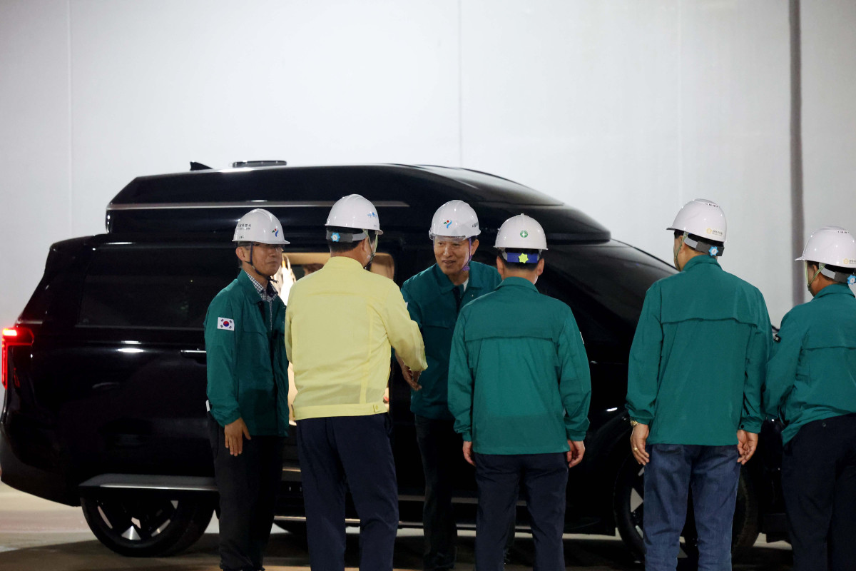 ▲오세훈 서울시장이 본격적인 장마철을 앞두고 18일 서울 관악구 신림공영차고지 빗물저류조 현장을 살펴보기 앞서 관계자들과 인사하고 있다. 신림공영차고지 빗물저류조는 폭우 시 도림천 범람을 막기 위해 3만5000t의 빗물을 일시 저장하도록 설계됐다. 지상과 지하 1층에는 버스주차장으로 활용되는 공영차고지가, 지하 2층에는 빗물저류조가 각각 설치됐다. 오 시장은 현장에서 저류 준비 상태, 펌프설비 작동 준비, 자동제어시스템 운영 방안 등 가동상황을 점검했다. 신태현 기자 holjjak@