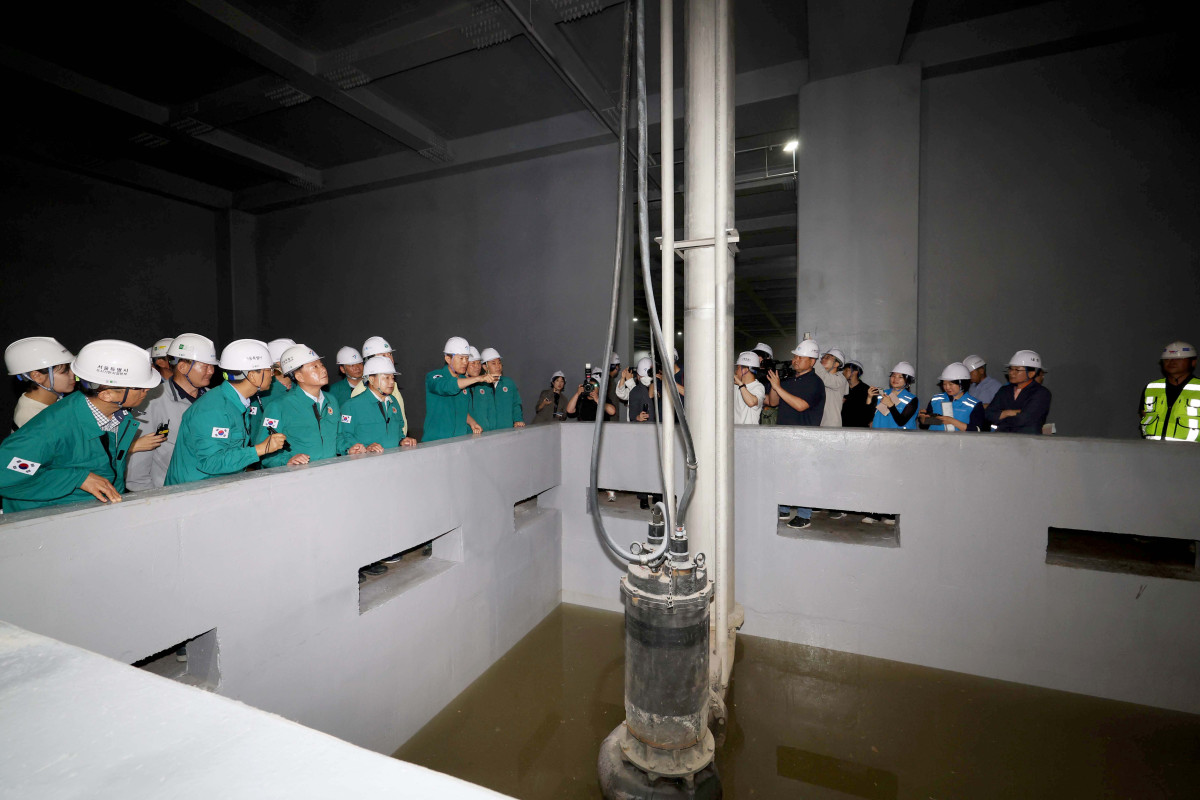 ▲오세훈 서울시장이 본격적인 장마철을 앞두고 18일 서울 관악구 신림공영차고지 빗물저류조 현장을 살펴보고 있다. 신림공영차고지 빗물저류조는 폭우 시 도림천 범람을 막기 위해 3만5000t의 빗물을 일시 저장하도록 설계됐다. 지상과 지하 1층에는 버스주차장으로 활용되는 공영차고지가, 지하 2층에는 빗물저류조가 각각 설치됐다. 오 시장은 현장에서 저류 준비 상태, 펌프설비 작동 준비, 자동제어시스템 운영 방안 등 가동상황을 점검했다. 신태현 기자 holjjak@