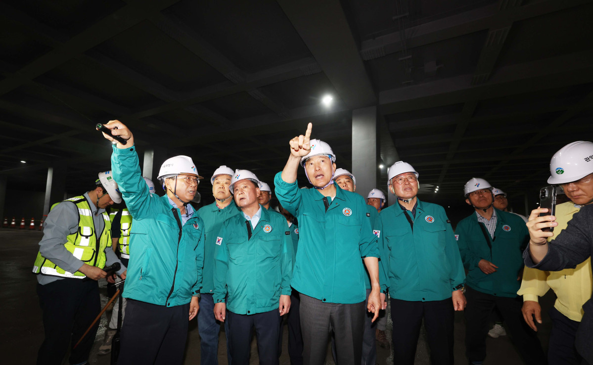 ▲오세훈 서울시장이 본격적인 장마철을 앞두고 18일 서울 관악구 신림공영차고지 빗물저류조 현장을 살펴보고 있다. 신림공영차고지 빗물저류조는 폭우 시 도림천 범람을 막기 위해 3만5000t의 빗물을 일시 저장하도록 설계됐다. 지상과 지하 1층에는 버스주차장으로 활용되는 공영차고지가, 지하 2층에는 빗물저류조가 각각 설치됐다. 오 시장은 현장에서 저류 준비 상태, 펌프설비 작동 준비, 자동제어시스템 운영 방안 등 가동상황을 점검했다. 신태현 기자 holjjak@