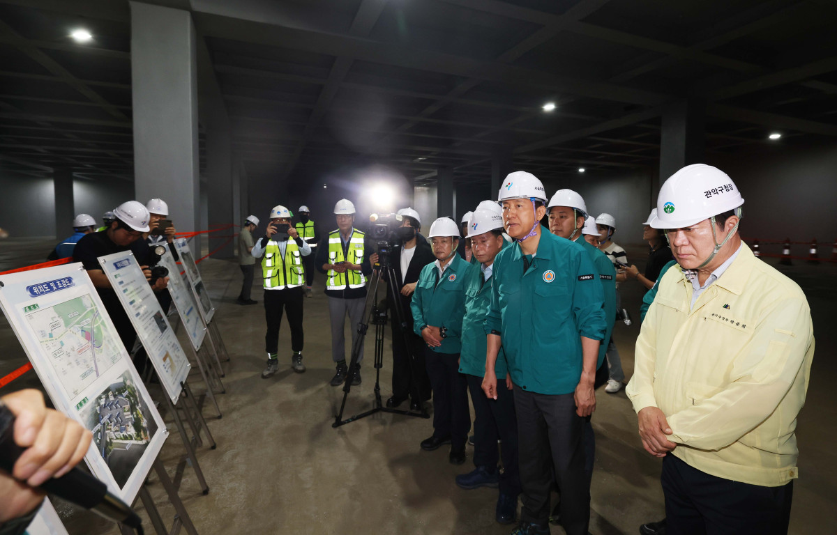 ▲오세훈 서울시장이 본격적인 장마철을 앞두고 18일 서울 관악구 신림공영차고지 빗물저류조 현장을 살펴보고 있다. 신림공영차고지 빗물저류조는 폭우 시 도림천 범람을 막기 위해 3만5000t의 빗물을 일시 저장하도록 설계됐다. 지상과 지하 1층에는 버스주차장으로 활용되는 공영차고지가, 지하 2층에는 빗물저류조가 각각 설치됐다. 오 시장은 현장에서 저류 준비 상태, 펌프설비 작동 준비, 자동제어시스템 운영 방안 등 가동상황을 점검했다. 신태현 기자 holjjak@