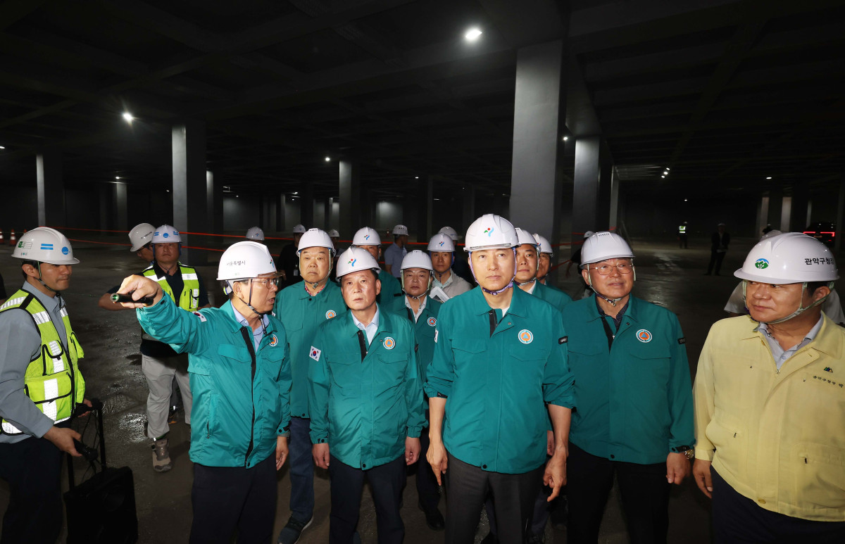 ▲오세훈 서울시장이 본격적인 장마철을 앞두고 18일 서울 관악구 신림공영차고지 빗물저류조 현장을 살펴보고 있다. 신림공영차고지 빗물저류조는 폭우 시 도림천 범람을 막기 위해 3만5000t의 빗물을 일시 저장하도록 설계됐다. 지상과 지하 1층에는 버스주차장으로 활용되는 공영차고지가, 지하 2층에는 빗물저류조가 각각 설치됐다. 오 시장은 현장에서 저류 준비 상태, 펌프설비 작동 준비, 자동제어시스템 운영 방안 등 가동상황을 점검했다. 신태현 기자 holjjak@