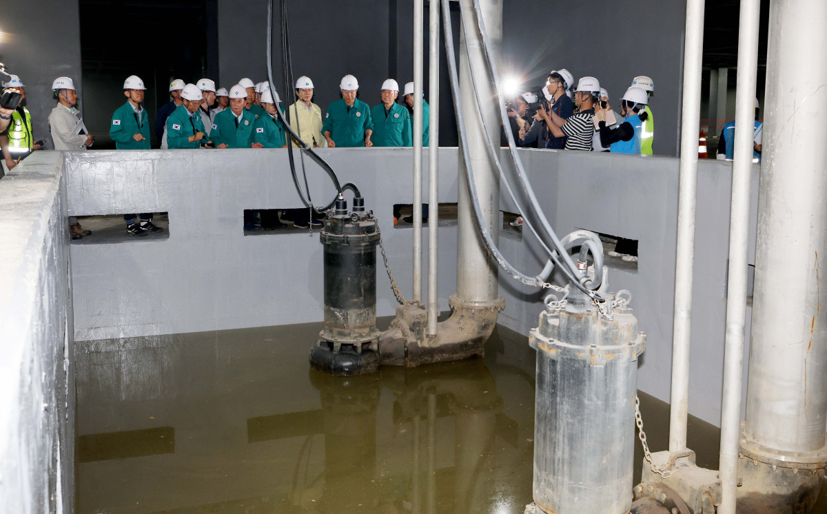 ▲오세훈 서울시장이 본격적인 장마철을 앞두고 18일 서울 관악구 신림공영차고지 빗물저류조 현장을 살펴보고 있다. 신림공영차고지 빗물저류조는 폭우 시 도림천 범람을 막기 위해 3만5000t의 빗물을 일시 저장하도록 설계됐다. 지상과 지하 1층에는 버스주차장으로 활용되는 공영차고지가, 지하 2층에는 빗물저류조가 각각 설치됐다. 오 시장은 현장에서 저류 준비 상태, 펌프설비 작동 준비, 자동제어시스템 운영 방안 등 가동상황을 점검했다. 신태현 기자 holjjak@