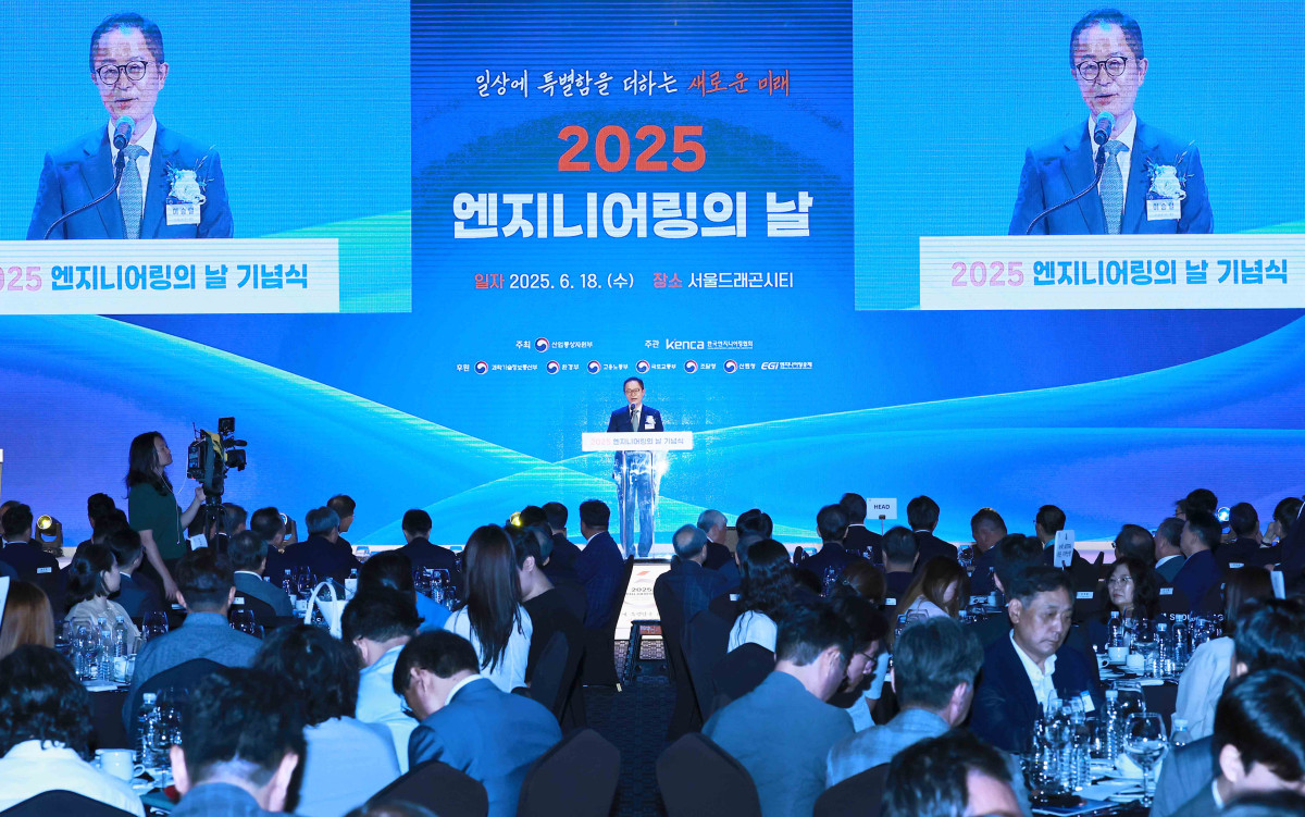 ▲이승렬 산업통상자원부 산업정책실장이 18일 서울 용산구 드래곤시티호텔에서 열린 '2025 엔지니어링의 날 기념식'에 참석해 축사를 하고 있다. (사진제공=산업통상자원부)