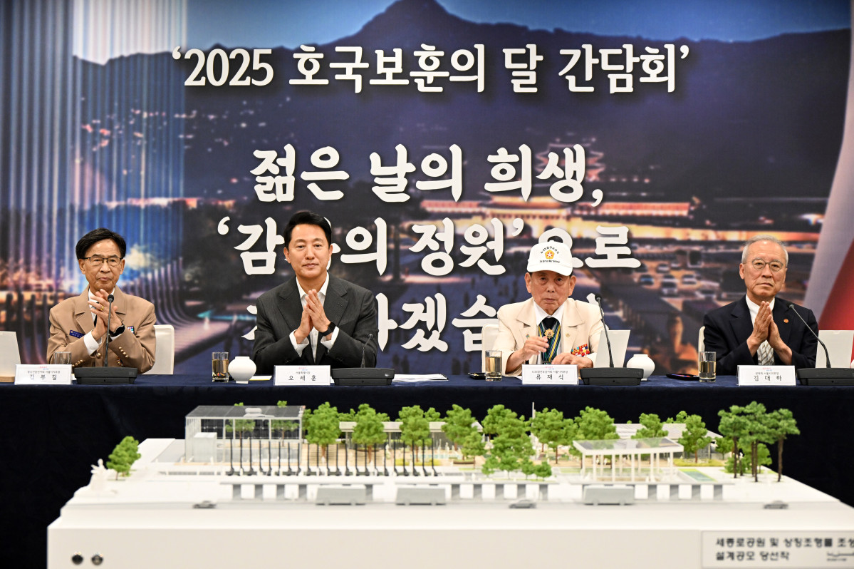 ▲오세훈 서울시장이 18일 서울시청 간담회장1에서 열린 '보훈단체 대표자 간담회'에서 보훈단체장으로부터 의견을 청취하고 있다. (서울시)
