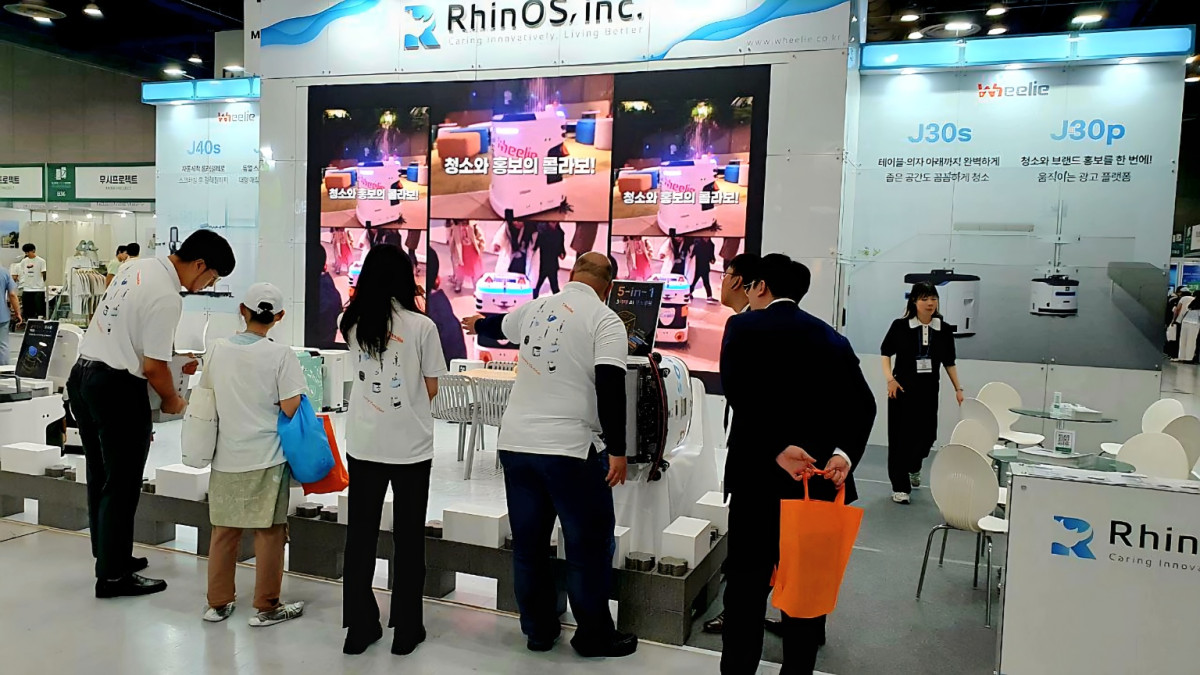 ▲크린코리아 쇼 2025 라이노스 부스에서 AI청소로봇에 대해 설명 듣는 관람객